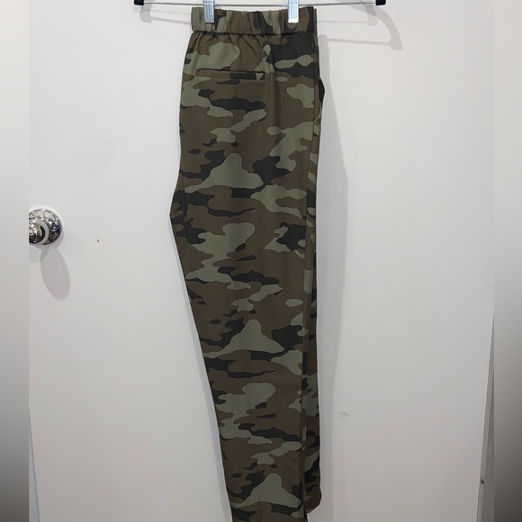 Banana Republic Camo Jogger / Slacks - Picture 3 of 4